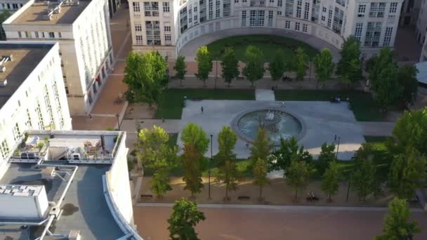 Antigone Montpellier Plaza de Tesalia con fuente de agua en un parque con árboles — Vídeos de Stock