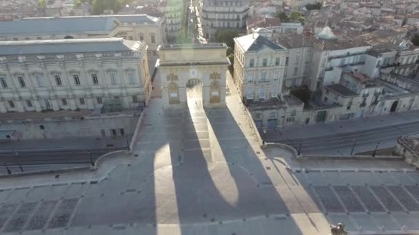 Volta aérea viajando Montpellier Ecusson arco de triomphe. De manhã cedo França — Vídeo de Stock