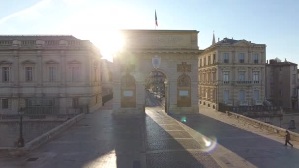 Montpellier Ecusson de derecha a izquierda viaje aéreo, rayo de luz solar en el Arco — Vídeos de Stock