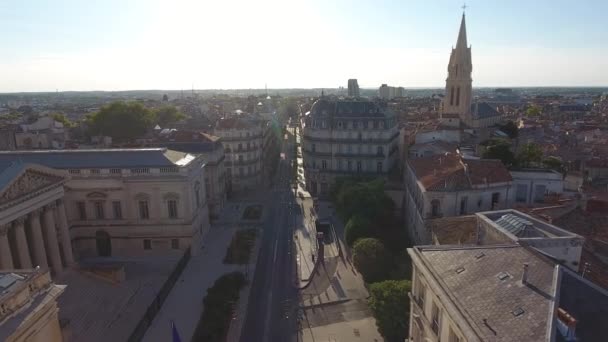 Montpellier Arc de Triomphe letecký pohled zpět cestovní výstřel. Slunečný den Francie. — Stock video