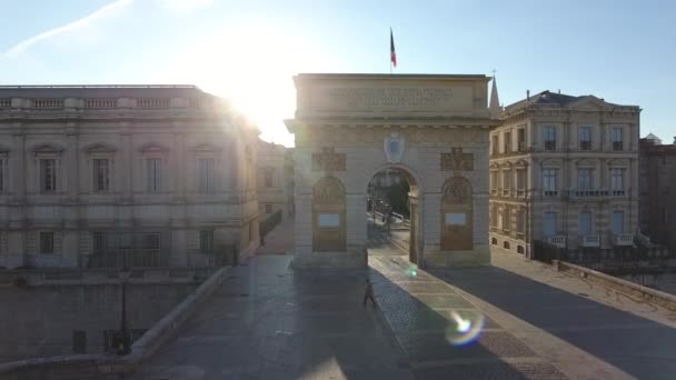 Montpellier Ecusson viaje aéreo de izquierda a derecha, rayo de luz solar en el Arco — Vídeo de stock