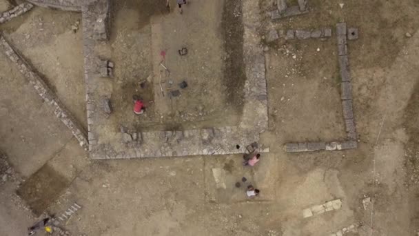 Wetenschappers werken aan een archeologische site oppidum Murviel-les-Montpellier. — Stockvideo