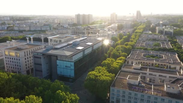 Hermosa llamarada de sol sobre un edificio moderno Biblioteca Antígona vista aérea — Vídeos de Stock