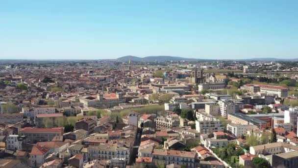 Langzame antenne drone schot Beaux Arts buurt met Montpellier centrum — Stockvideo