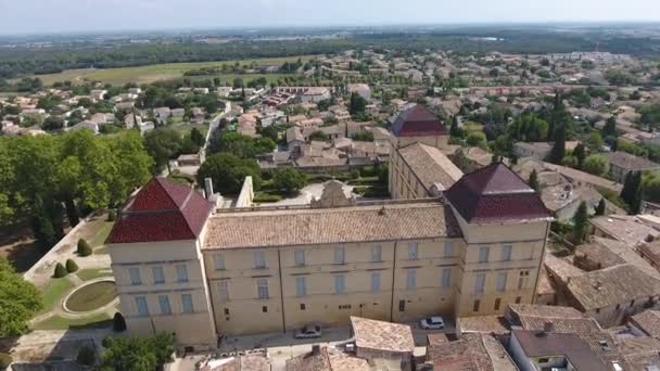 Kasteel Chateau de Castries in Zuid-Frankrijk met woonwijk achterin — Stockvideo