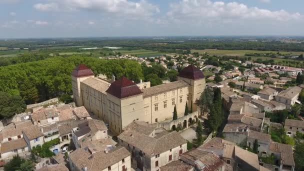 Drone volando hacia el castillo de Castries en el sur de Francia. Parque aéreo y árboles — Vídeo de stock