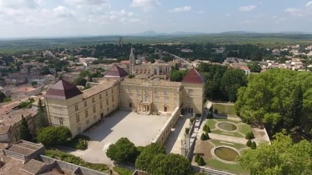 Vliegen over een prachtig kasteel met een park in Zuid-Frankrijk. Castries stad — Stockvideo