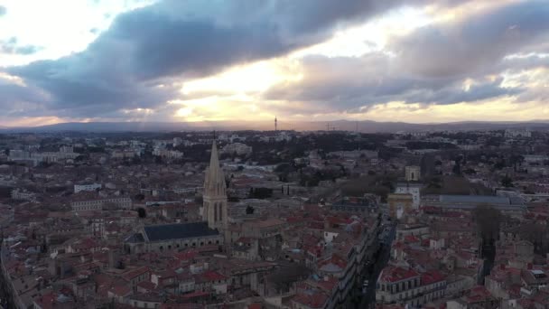 蒙彼利埃 · 埃克斯森（Montpellier Ecusson）空中无人驾驶飞机景观，Peyrou公园，令人惊奇的云彩落日 — 图库视频影像