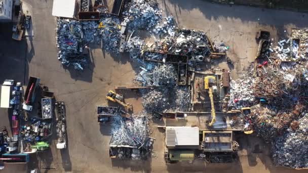 Återvinning deponi skrot med grävmaskiner solig dag antenn topp skott — Stockvideo