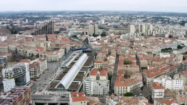 Volando alrededor de Montpellier estación de tren vista aérea. Tranvía llegando a la ciudad — Vídeo de stock