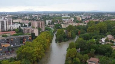 Sel basmış nehir Montpellier gökdelenleri boyunca Fransa 'nın bulutlu yağmurlu günlerinde çekildi.