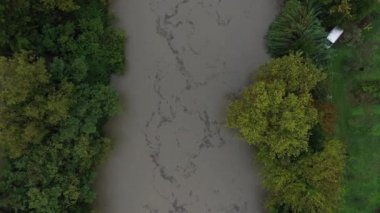 Montpellier Fransa 'sında sel basmış bir nehrin üzerinden havadan çekilen çok sayıda tortu