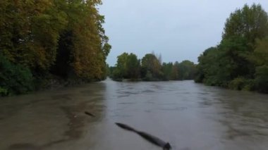 Montpellier Fransa 'da Lez nehrinin üzerine şiddetli yağmur yağdı.