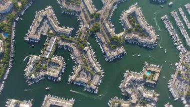 Avrupa 'nın en büyük marinasının insansız hava aracı görüntüsü. Port Camargue Fransa