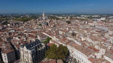 Sainte Anne Kilisesi 'nin etrafındaki uçuş Montpellier Eusson