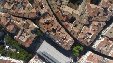 Eski Akdeniz şehrinin çatısı drone anteniyle tepeden görünüyor. Montpellier 