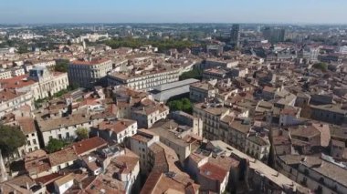 Montpellier şehir merkezi, Ecusson havayolları çatılar üzerinde uçuyor.