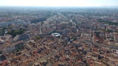 Dairesel bir binanın çatısında yenilenebilir güneş enerjisi. Montpellier havası