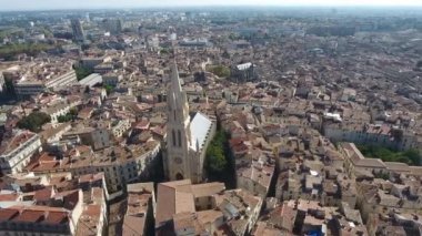 Sainte Anne Kilisesi 'nin etrafındaki uçuş Montpellier Eusson
