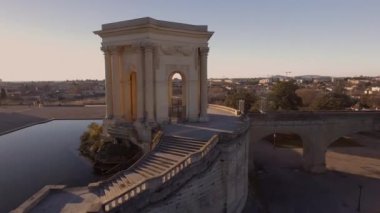 Montpellier Peyrou parkında su kulesinin üzerinde uçan güzel bir güneş ışığı parlaması