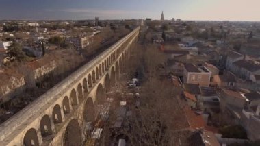 Eski su kemeri Arceaux mahalle pazarı zamanı. Hava aracı sabah görüntüsü