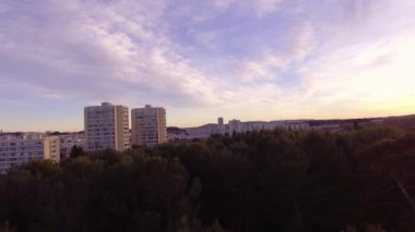 Çam ağaçlarında uçarak gün batımında Paillade Mahallesi 'nde konut binaları keşfediyorlar. Montpellier