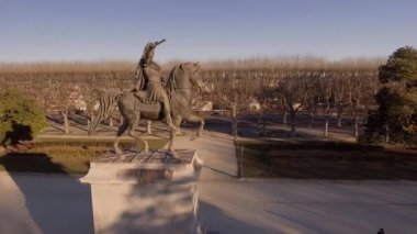 Montpellier gezinti güvertesinde XIV. Louis 'in binicilik heykeli.