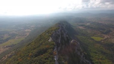 Saint-Loup Zirvesi 'ni İHA ile gerçekleştir. Uçurumun etrafında vadiler var.