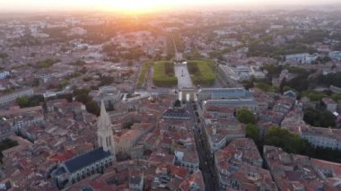 Günbatımında Ecusson Montpellier geniş hava manzaralı Peyrou parkı Saint Anne kilise uçakları ağaçları