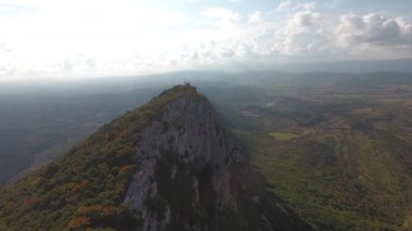 Güney Fransa 'da bir uçurumun kenarındaki harabe kale. Pic saint Loup Dağı