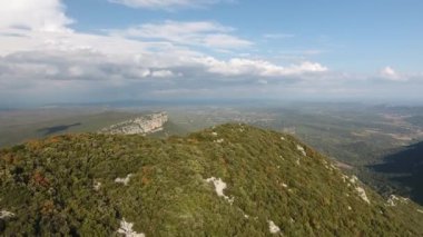 Pic Saint Loup dağının zirvesinde uçarken bir vadi keşfettim. Güney Fransa İHA 'sı