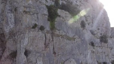 Saint Loup 'u uçurumun kenarında bir vadiyi keşfederken yaklaş. Fransa 'nın güneyi hava manzaralı