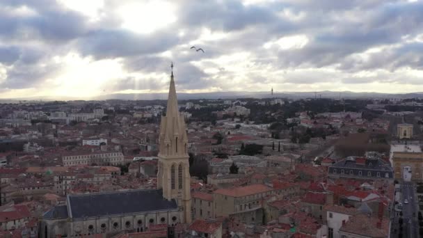 Gabbiano a caccia di una veduta aerea drone di Montpellier Chiesa di Sant'Anna tramonto — Video Stock