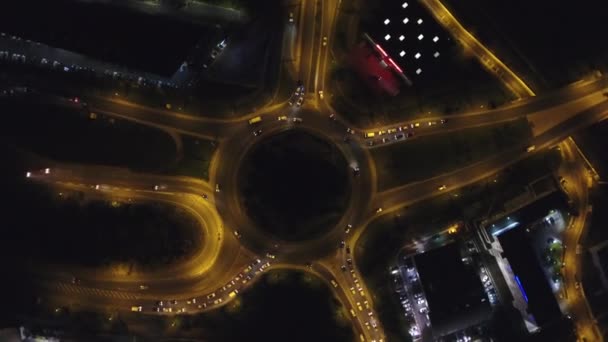 Tourner autour d'un rond-point tir aérien de nuit de drone. — Video