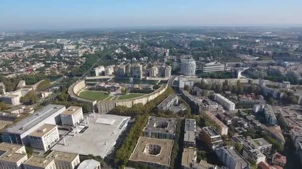 Vue par drone vers le Lez à Montpellier Antigone. Zone urbaine résidentielle France — Video
