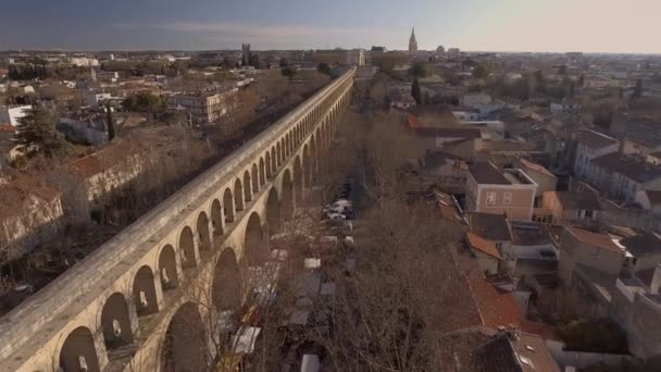 Vecchio acquedotto Arceaux quartiere tempo di mercato. Aereo drone tiro mattina — Video Stock