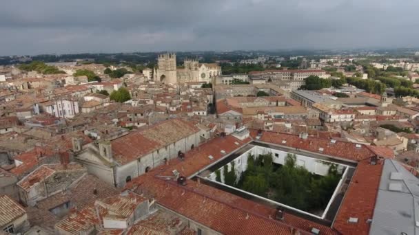 Panacee Múzeum Montpellier drón katedrális a háttérben — Stock videók