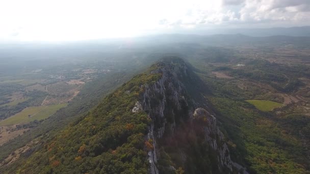 Pic Saint Loup Cumbre Borde Por Dron Acantilado Con Valles — Vídeo de stock