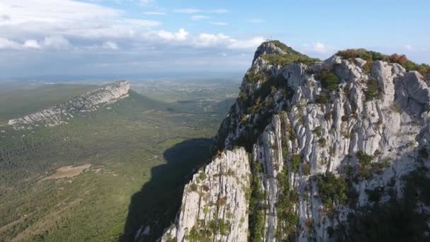 Pic Saint Loup Cumbre Borde Por Dron Acantilado Con Valles — Vídeo de stock