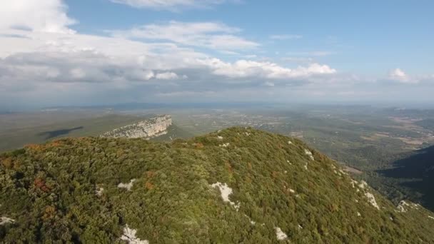 Latanie Nad Szczytem Góry Pic Saint Loup Odkrywanie Doliny Dron — Wideo stockowe