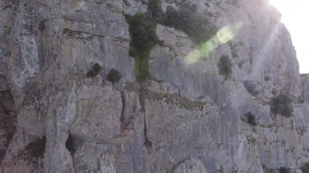 Pic Saint Loup Perto Drone Disparou Longo Penhasco Descobrindo Vale — Vídeo de Stock