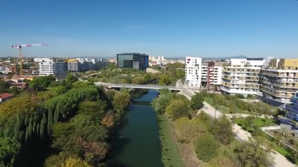 River Lez Moderna Distrikt Montpellier Port Marianne Stadshus Bakgrunden Flygdrönarskott — Stockvideo