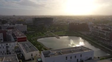 Jacques Coeur Montpellier Limanı 'nın arka planında havadan gün batımı var.
