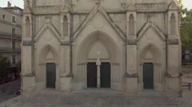 Montpellier, Fransa 'daki Saint Roch kilisesinin insansız hava aracı görüntüsü..