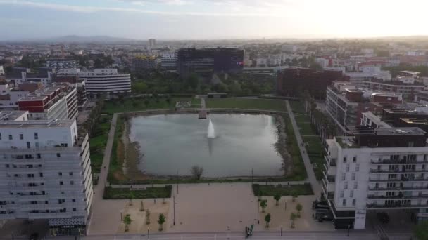 Letecký Zpět Cestování Přes Montpellier Port Marianne Městský Rybník Park — Stock video