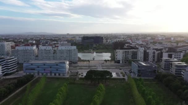 Modern Yeni Komşu Marianne Havaalanı Arka Planda Belediye Binası Olan — Stok video