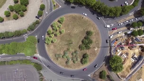 Volando sobre una rotonda en el sur de Francia, un dron aéreo vertical disparó. — Vídeos de Stock