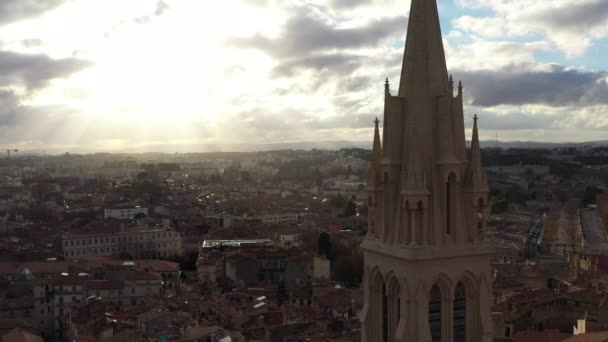 Дивовижний кінематографічний фільм церкви Сент-Енн у Монпельє хмарного заходу сонця. — стокове відео