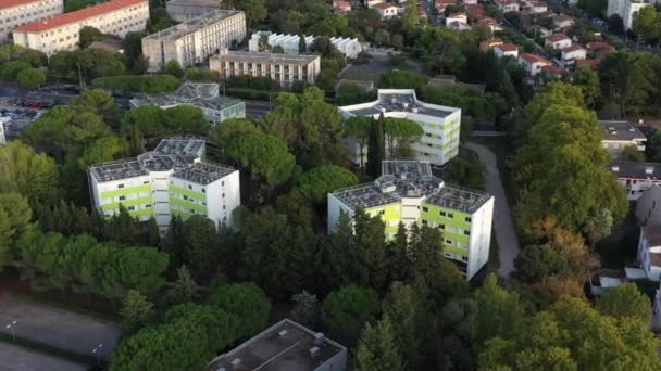 モンペリエ市内の学生エリアの周りに木がある住宅の建物Boutonnet Saint Eloi France — ストック動画
