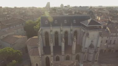 Montpellier, Fransa 'daki Saint Roch kilisesinin insansız hava aracı görüntüsü..